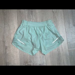 Lululemon Hotty Hot Shorts Toothpaste Size 6 Tall